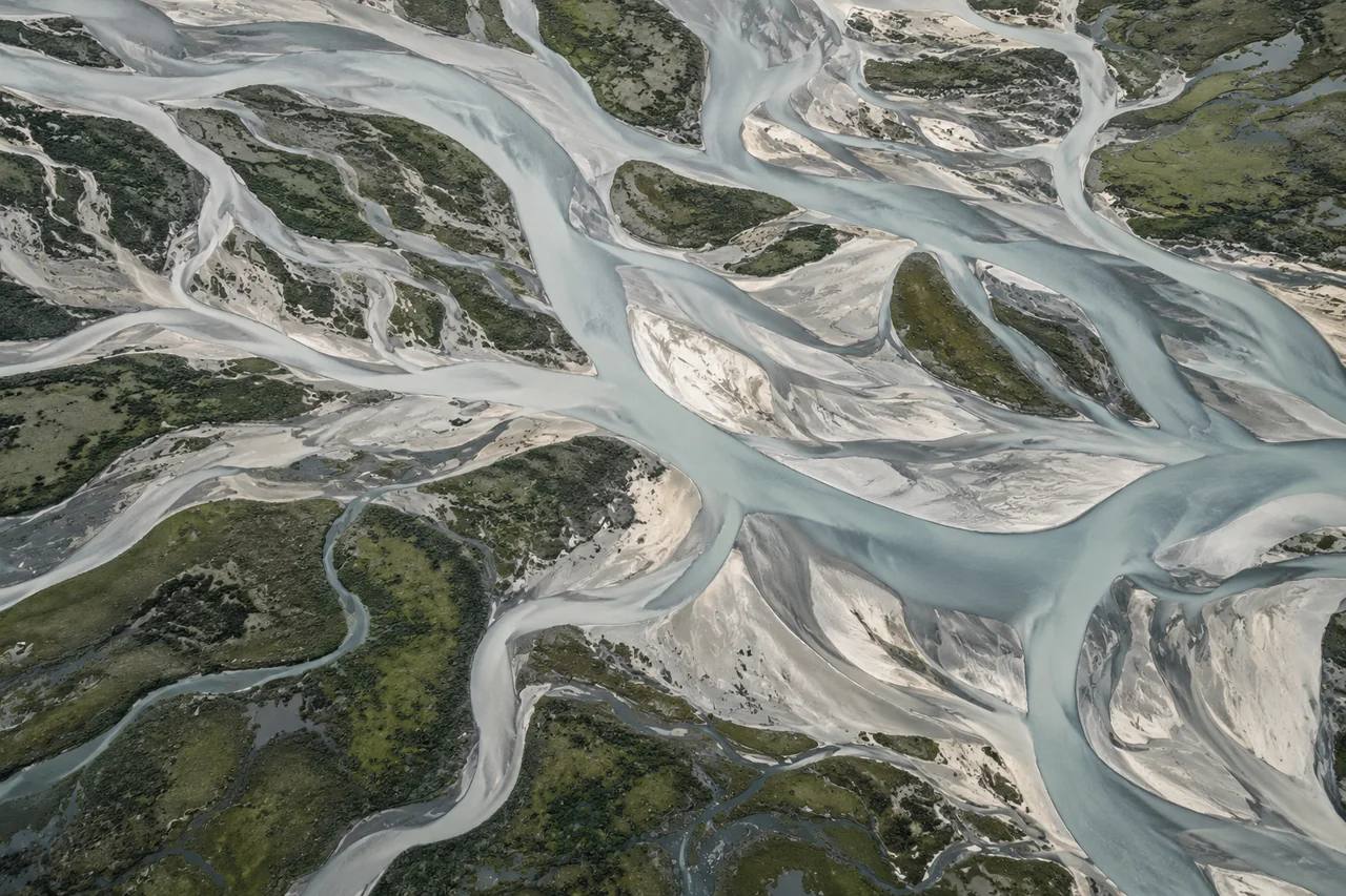 Braided river channels — an illustrative study of interconnected systems